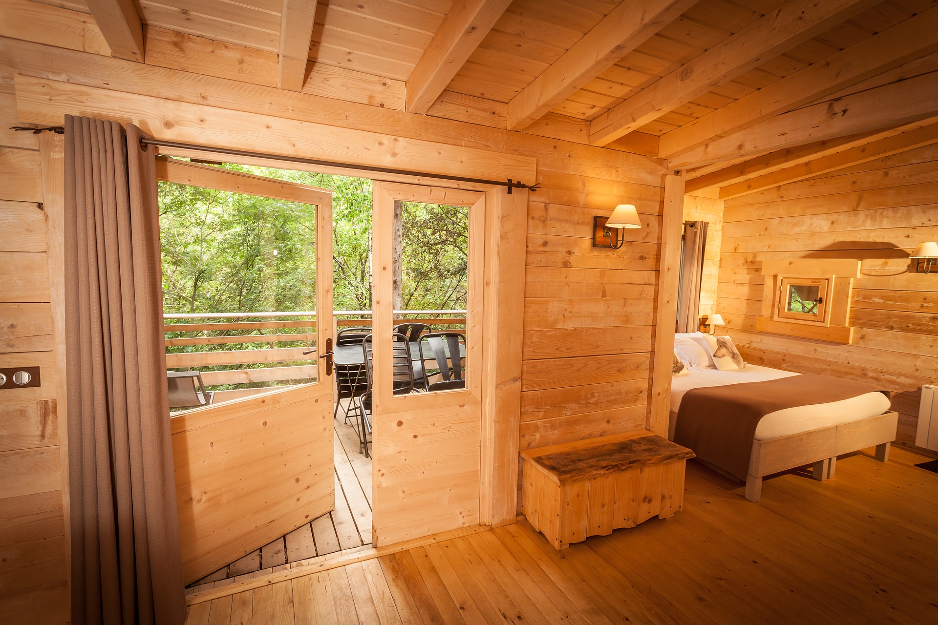cabins-in-the-woods-1644338_1920